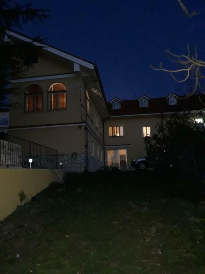 Villa Immersa Nel Verde LʼAquila Kültér fotó